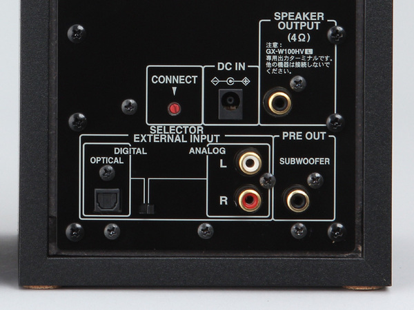 右側スピーカーの背面。無線LAN接続時は「CINNECT」とある赤いボタンを押して設定する。入力端子はアナログ音声（RCA）と光デジタル入力があり、サブウーファー用の出力も備える