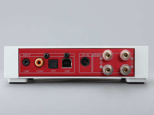 赤いパネルのデザインは同じだが、スピーカー端子を備え、入力端子も4系統備える。音声出力端子は装備しない