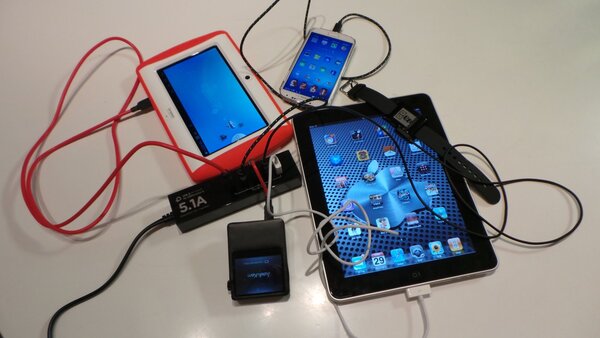 MEEP!（左上、Androidキッズタブレット）、GALAXY S4（右上）、初代iPad（右）、Pebble Watch（iPadの上）、Astell＆Kern”AK100”（左下、デジタルオーディオプレーヤー）の5台には問題なく同時給電可能だった