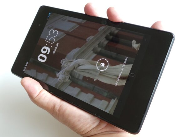 16：10のワイド画面。縦持ちならNew Nexus 7は女性でも片手で無理なくホールドできる横幅だ。もちろんiPad miniよりもずっとスリム