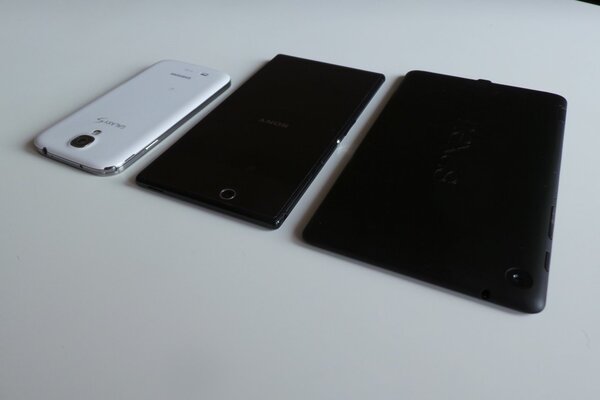 もう薄さを比較することすら意味がないくらい、昨今のスマホやタブレット、ファブレットは薄く仕上がっている。左から、GALAXY S4、Xperia Z Ultra LTE、New Nexus 7