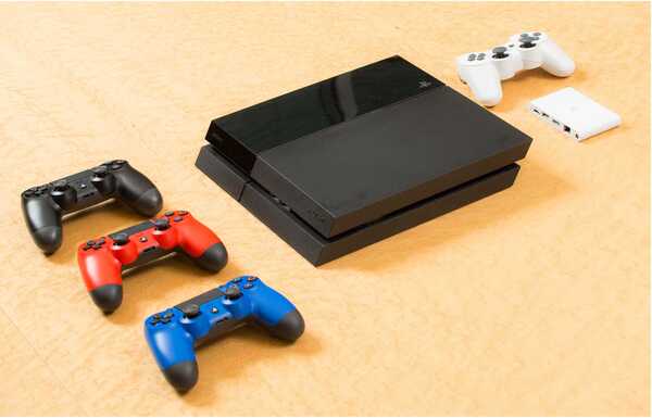 PS4専用ワイヤレスコントローラー「DUALSHOCK4」（左）、「PS4」本体（中央）、「PS Vita TV」とバリューパックに同梱される「DUALSHOCK3」（右）