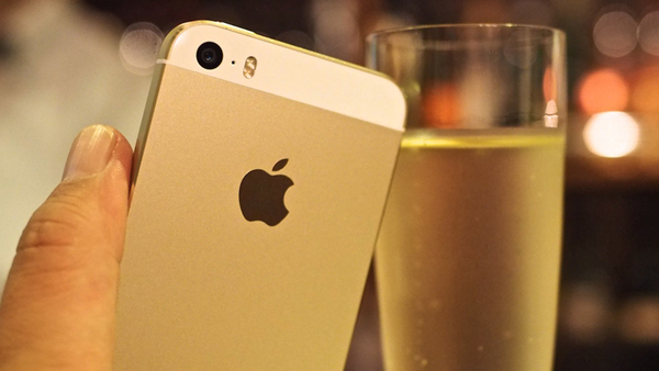 ゴールドのiPhone 5sを本物のシャンパンゴールドと一緒に記念撮影。見ての通り金色。レンズ周りのデザインとフラッシュが2つになったのが見た目の違い