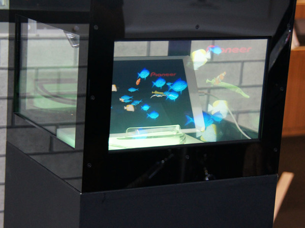 同じくパイオニアブースで参考展示されていた「シースループロジェクション」。特殊なガラスに投影することで映像が透き通って見える