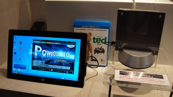 世界初のワイヤレス接続型ポータブルBDドライブ「BDR-WFS05J」。その再生映像を左のWindowsタブレットのBD再生ソフトでワイヤレス表示できる