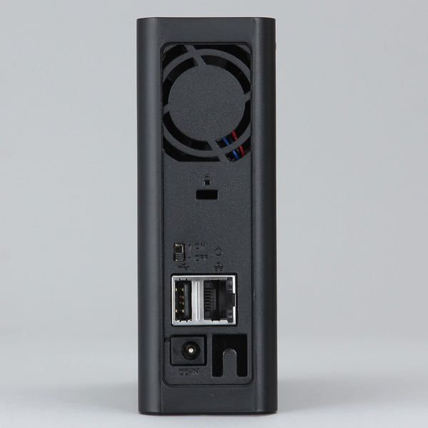 背面のLAN端子は1000Base-TX対応。USB端子には増設用HDDを接続できる