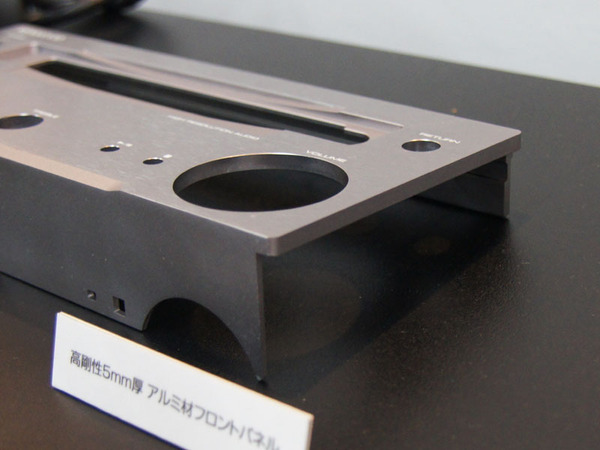 フロントパネルには5mm厚のアルミ素材を採用。これはA-K805も同じだ
