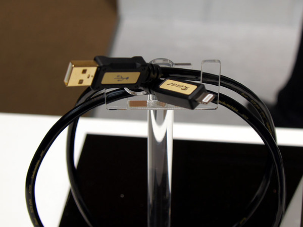 希望小売価格3万1500円のLightning―USBケーブル「AT7797Li/1.0」。金メッキが施されている