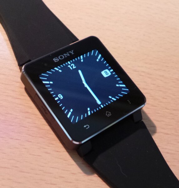 ごく普通の液晶アナログ表示腕時計としても、ちゃんと問題なく使えるところが今回のSmartWatch 2の優れたところだ