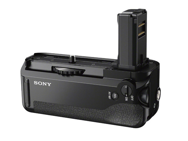Eマウントカメラでは初となる縦位置バッテリーグリップ「VG-C1EM」も用意。バッテリーを2個搭載可能。11月15日発売予定で希望小売価格は3万1500円