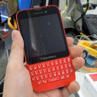 ASCII.jp：超カッコいい！ 「BlackBerry Q5」のレッドモデル