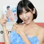 羽根が抜けちゃう!?　木嶋のりこの新作衣装はふわ羽根ビキニ！