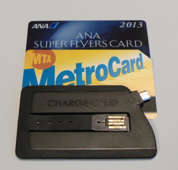 CHARGECARDは、アンダークレジットカードサイズのカード型ケーブルだ