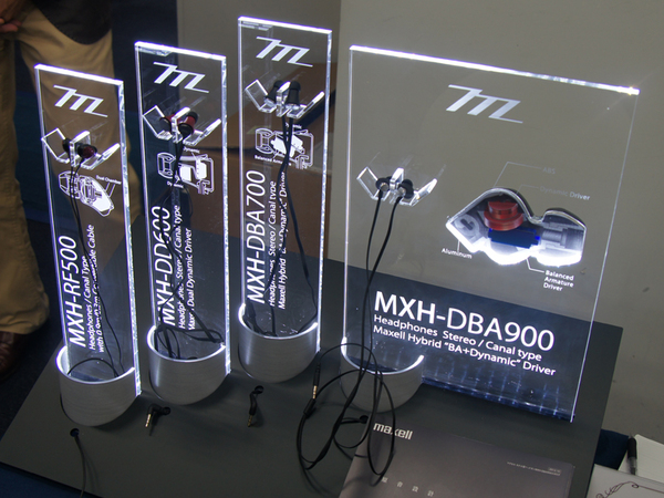 日立マクセルが10月9日に発表したハイエンドイヤフォン「MXH-DBA900」も展示されている