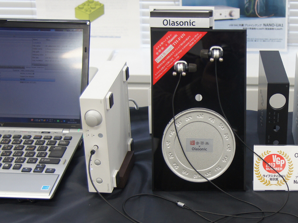 オラソニックのブースでも、ヘッドフォンアンプ「UA1」と音茶楽のイヤフォンとの組み合わせで展示を行なうなど、アンプメーカーとヘッドフォンメーカーの組み合わせ展示が目立った