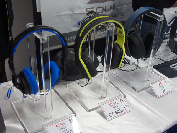 CAVジャパンのブースでは、スーツなどにも合うヘッドフォン「JET」やスポーツタイプのカラフルなヘッドフォンを参考展示