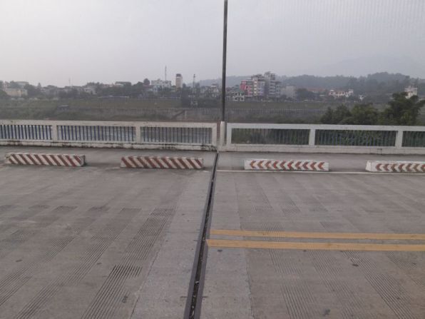 国境の橋。道路の真ん中より右側が中国、左側がベトナムだ
