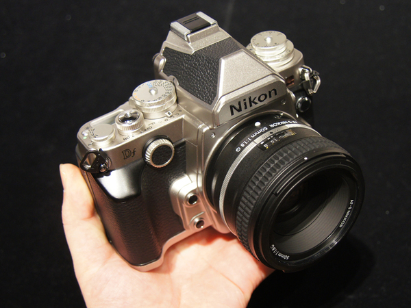 「Nikon Df」を手に持ったところ。想像以上に軽い