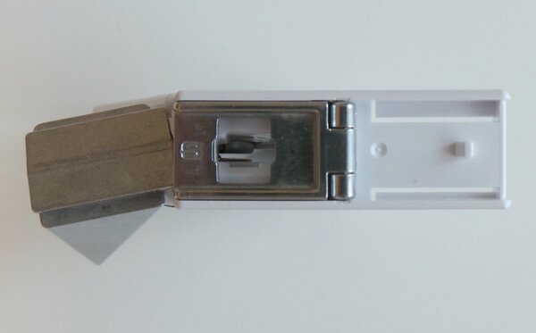 上部にはカッター刃幅に対応した金属パネル式の刃折口（S／M／L）がある
