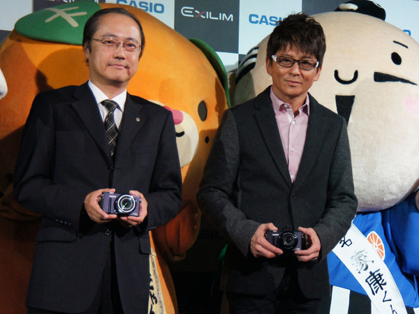 俳優の哀川翔さんがゲストで登場。左が同社QV事業部長の中山 仁氏
