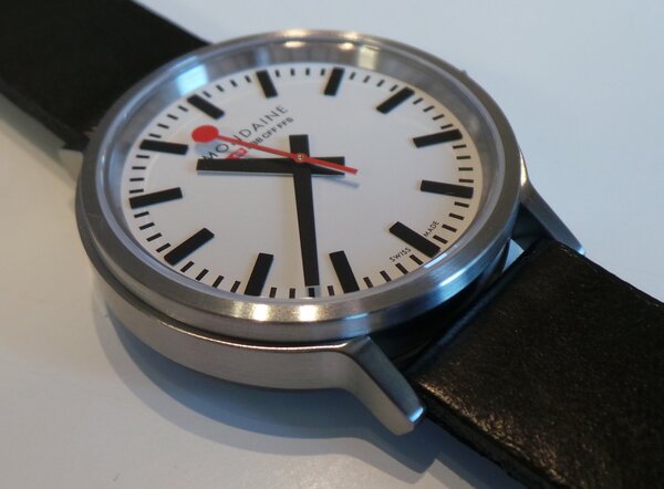 見た瞬間からほかの腕時計とはデザイン性の異なる風貌のMONDAINE Watch