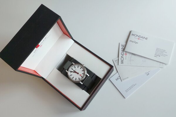 11月から限定数量で出荷されはじめたモンディーンの「stop2go」腕時計