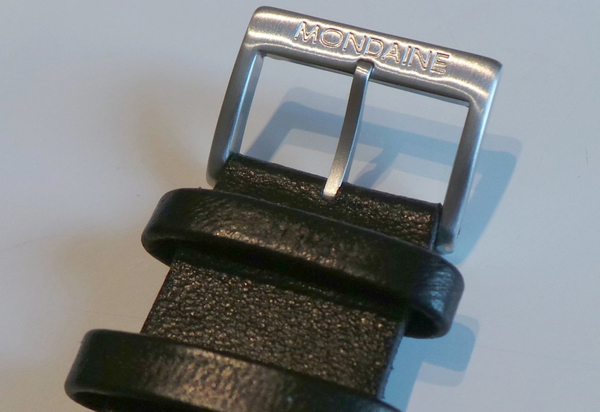ステンレス製の尾錠にもモンディーンのLOGOマークが刻印されている