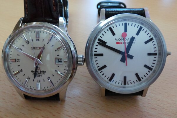 秒まできちんと合わせた2台の腕時計（左がグランドセイコーGMT、右がstop2go）。stop2goは58秒で秒針が1周していることがだいたい理解できる
