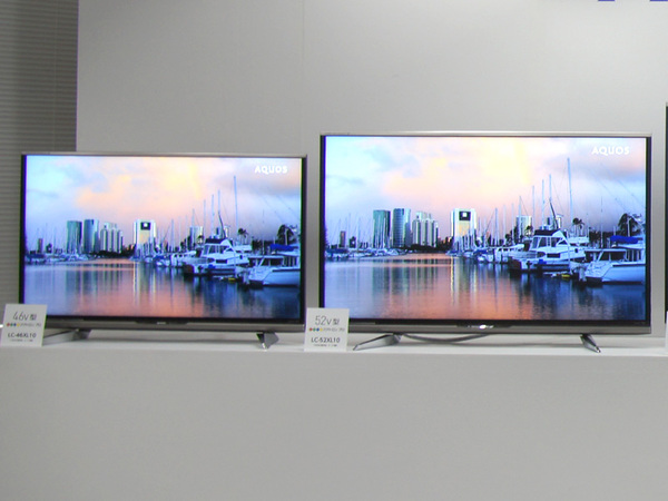 46V型（左）と52V型（右）はこれだけサイズが異なる。ちなみに、50～60V型クラスの4Kテレビは存在するが、40V型クラスの4Kテレビは存在しないので、小型の4Kテレビがほしいという人にとっては貴重な選択肢だろう