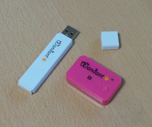 わんダント本体（右）とPC用の“わんダント用FeliCaポート”（USB)