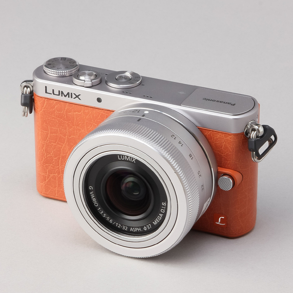 おもちゃのカメラっぽいシンプルなデザインの「LUMIX GM1」。色使いのせいか、昔オリンパスが展示していた「E-P1」のプロトタイプを思い出した