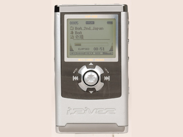 当時iPodのライバルとも言われたiRiver「iHP-100」。ハードウェアエンコーダーを内蔵し、ICレコーダーとしても使えるなど機能面では優位だったが、やっぱりスタイリッシュさでは敵わなかった……