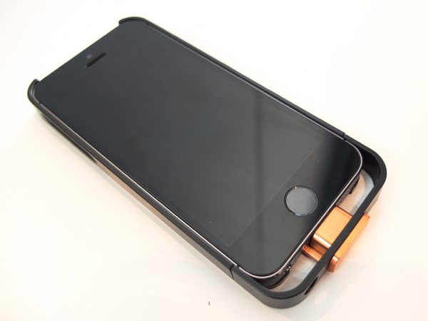 ASCII.jp：iPhoneを置くだけでワイヤレス充電できるケースを試した！