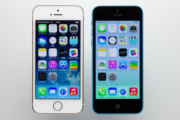 iPhone 5s（左）が話題となったが、本連載的にはiPhone 5c（右）に注目