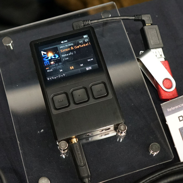iBassoAudioも192kHz/24bitハイレゾ対応のポータブルプレーヤー「DX50」を参考展示。USB端子を搭載しており、USBメモリーなどに保存された音楽を再生できる。外装はアルミ素材で非常に軽い