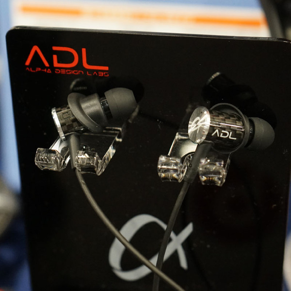 フルテックの「ADL」ブランドでは、2つのダイナミックユニットを内蔵したイヤフォンを参考展示。ハウジング部にはカーボンファイバーを採用する