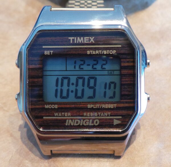 デジタル腕時計と聞けば思い浮かぶ有名なTIMEXのデジタル。針はなく、時刻を示す関係性を持った1～12の数字も見当たらない