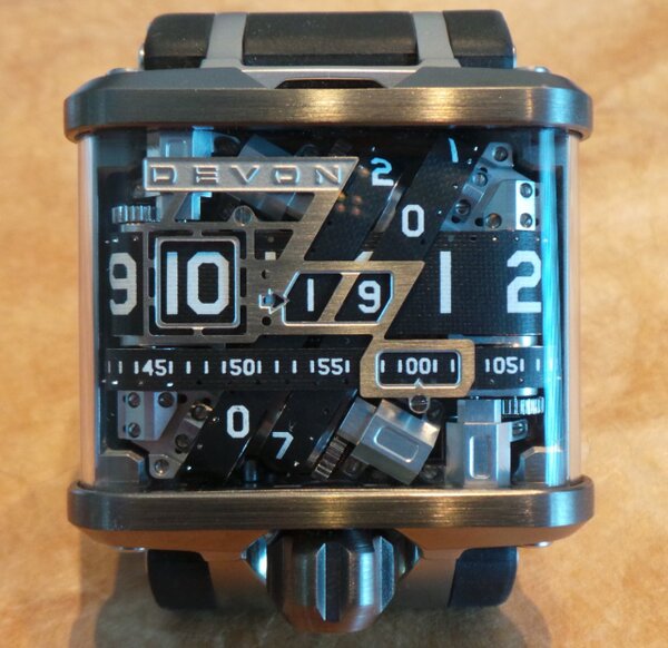 面白いメカニズムを搭載した腕時計もたくさん出現している。Devonの「Tread 1」はベルトを使用しているだけで、基本的にはDUAL IIと同じ仲間の腕時計だ