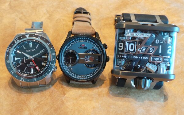 DUAL IIは2つの腕時計のメカニズムを1つの文字盤の上に集合した腕時計だ
