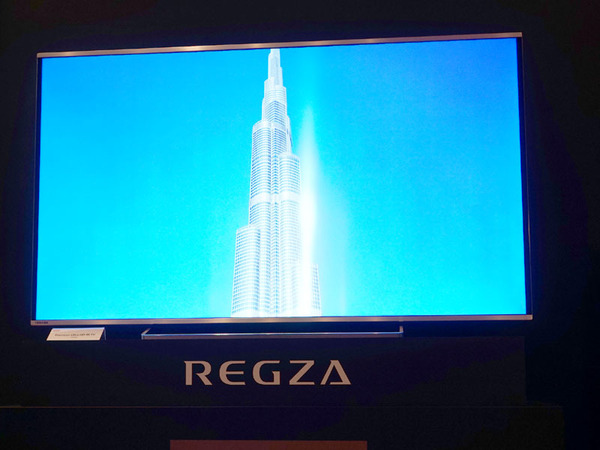 CESで参考展示する4K REGZA。自社開発の高輝度バックライトを搭載し、HDMI 2.0およびHDCP 2.2に対応。HEVCデコーダーも搭載する