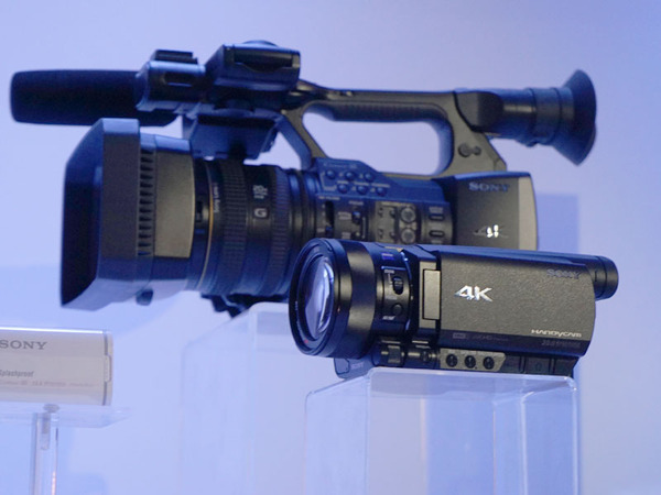 4Kビデオカメラ「FDR-AX100」。まさにハンディーなサイズに収まっている