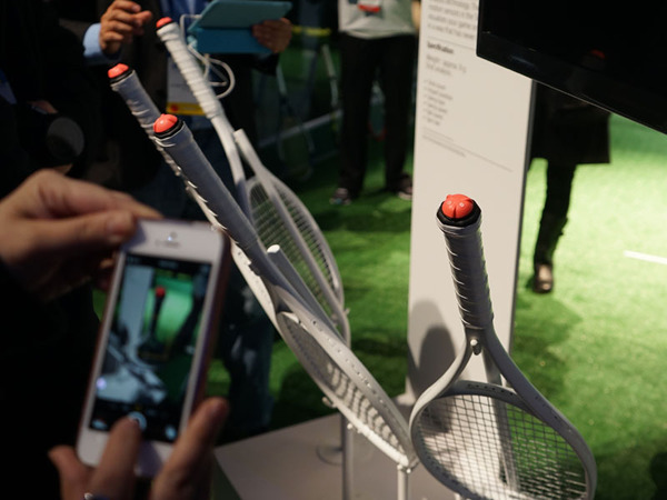 こんなものも……テニスラケットについているオレンジのものは「Tennis Sensor」と呼ばれるもの。バイブレーションとモーションセンサーが内蔵されている