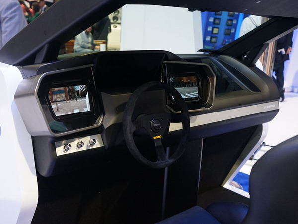 運転席左右のディスプレーに後方の映像が、運転席正面のディスプレーにはメーター類が表示される