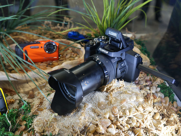 富士フイルムのブース。グローバルで発表された「FinePix S1」などのコンパクトデジタルカメラを展示していた