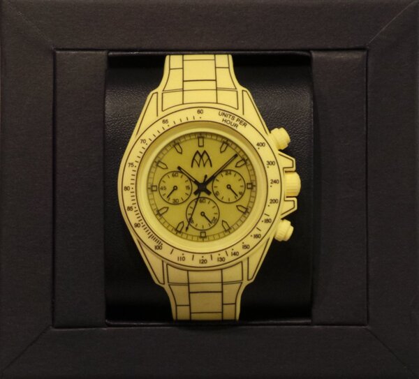 腕時計に少し興味のある人なら、パッと見てROLEX DAYTONAデザインのパチモノだとすぐに気づくだろう
