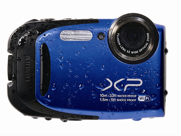 富士フイルムの「FinePix XP70」（2月22日発売予定、予想実売価格は2万円前後）は水深約10mまでの防水性能と高さ1.5mまでの耐衝撃性、マイナス10度までの耐寒性能を備える。光学5倍ズームレンズを内蔵し、焦点距離を28mmに固定することでワイドで臨場感のある映像を撮影できる「アクションカメラモード」を利用できる。撮像素子は1/2.3型CMOS センサー（有効1640万画素）となる