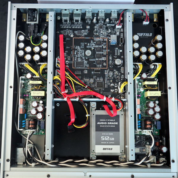 「N1Z」の内部構造。中央にメイン基板があり、左右に電源を配置。前方にはSSDを搭載する（写真では1つだが製品は2つ内蔵する）