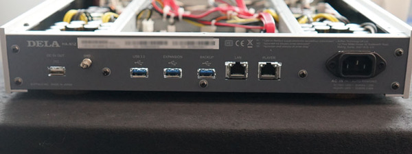 N1Zの背面。USB端子を3つ、LAN端子を2つ搭載。右のLAN端子がプレーヤー直結用だ