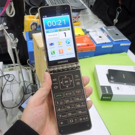 ASCII.jp：まるでガラケー!? 二つ折り＆2画面スマホ「GALAXY Golden」