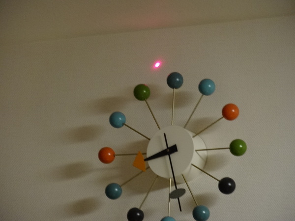 予想通り光学10倍ズームでリビングの壁面に掛けた時計を確実に撮影できた